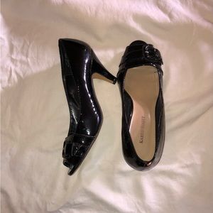 717. Karen Scott Buckle Accent Peep Toe Leather Pumps